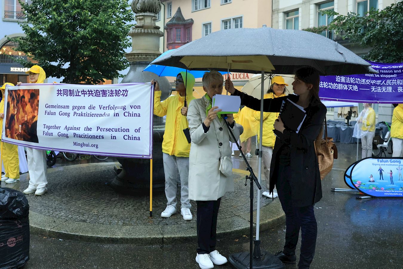 '图5~9:大雨中演讲,呼吁人们能帮助早日停止迫害'