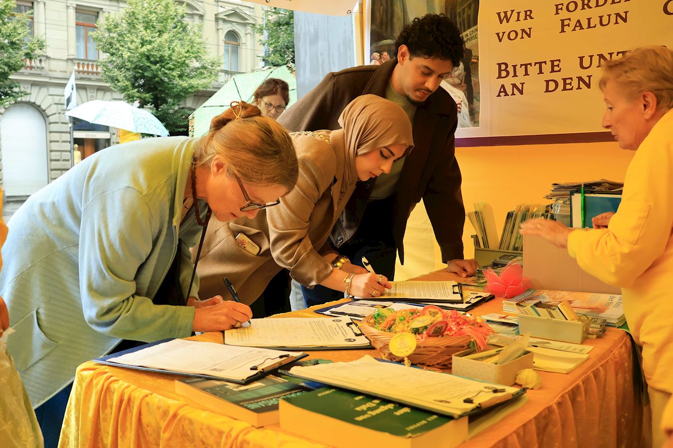 '图10~14:人们接过传单,了解真相后签名制止迫害,并将告诉更多人'