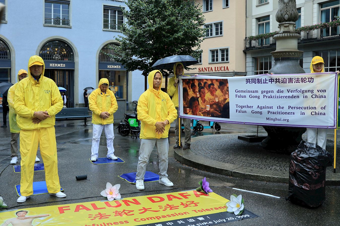 '图15~16:大雨中坚持炼功,路人放慢脚步观看'