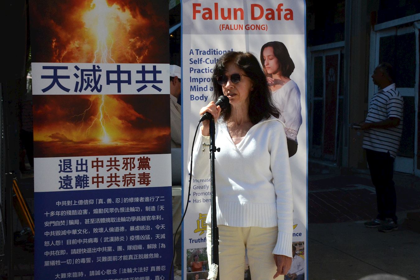 '图8:二零二五年八月三十日,反强摘器官医生组织(DAFOH)成员杰西卡·罗索医生在费城唐人街的集会上发表讲话。'