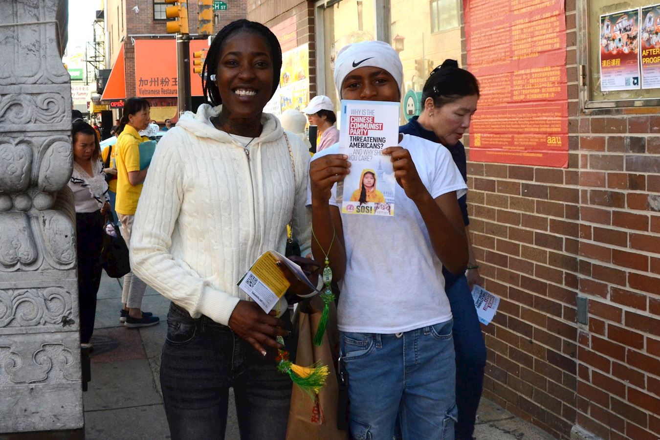 '图9:二零二五年八月三十日,惩教工作人员尼吉娅·西尔维森(左)在费城唐人街。'