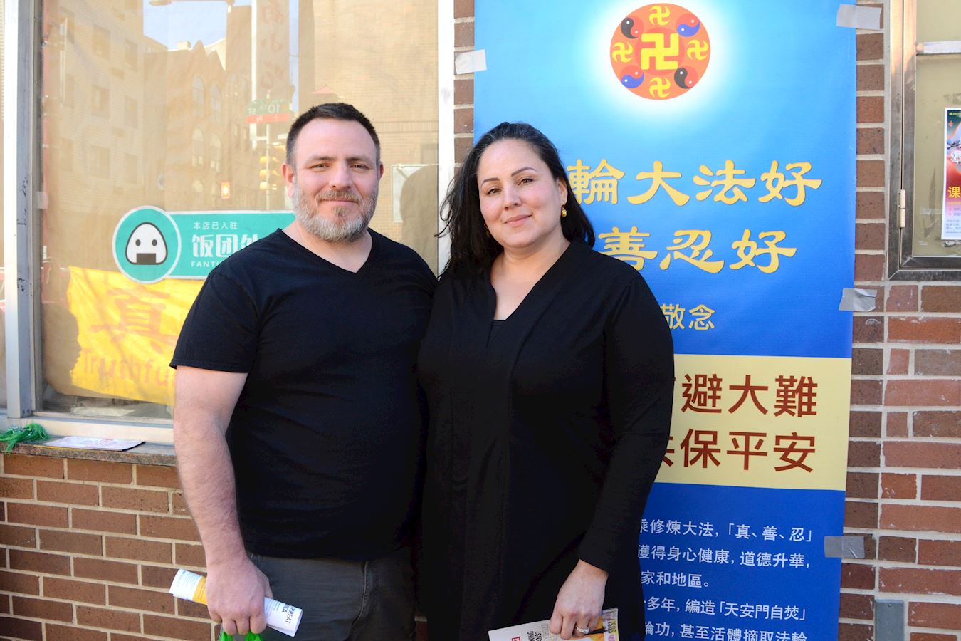 '图10:二零二五年八月三十日,警官玛丽莎·博切蒂(Maritza Bocceuti)和丈夫、法律助理保罗·博切蒂(Paul Bocceuti)在费城唐人街。'