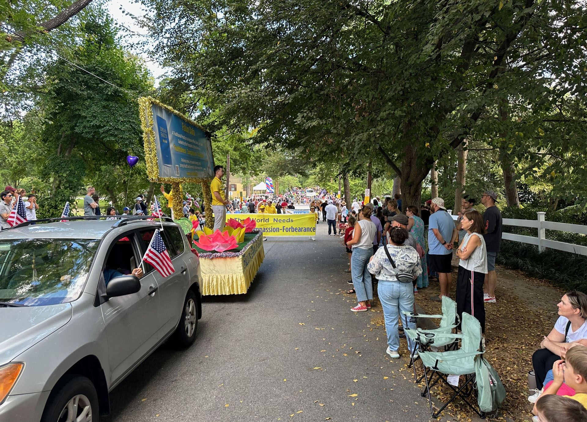 图1~2:二零二五年九月一日是美国劳工节,美国大华府地区的部份法轮功学员参加了马里兰州肯辛顿社区游行。