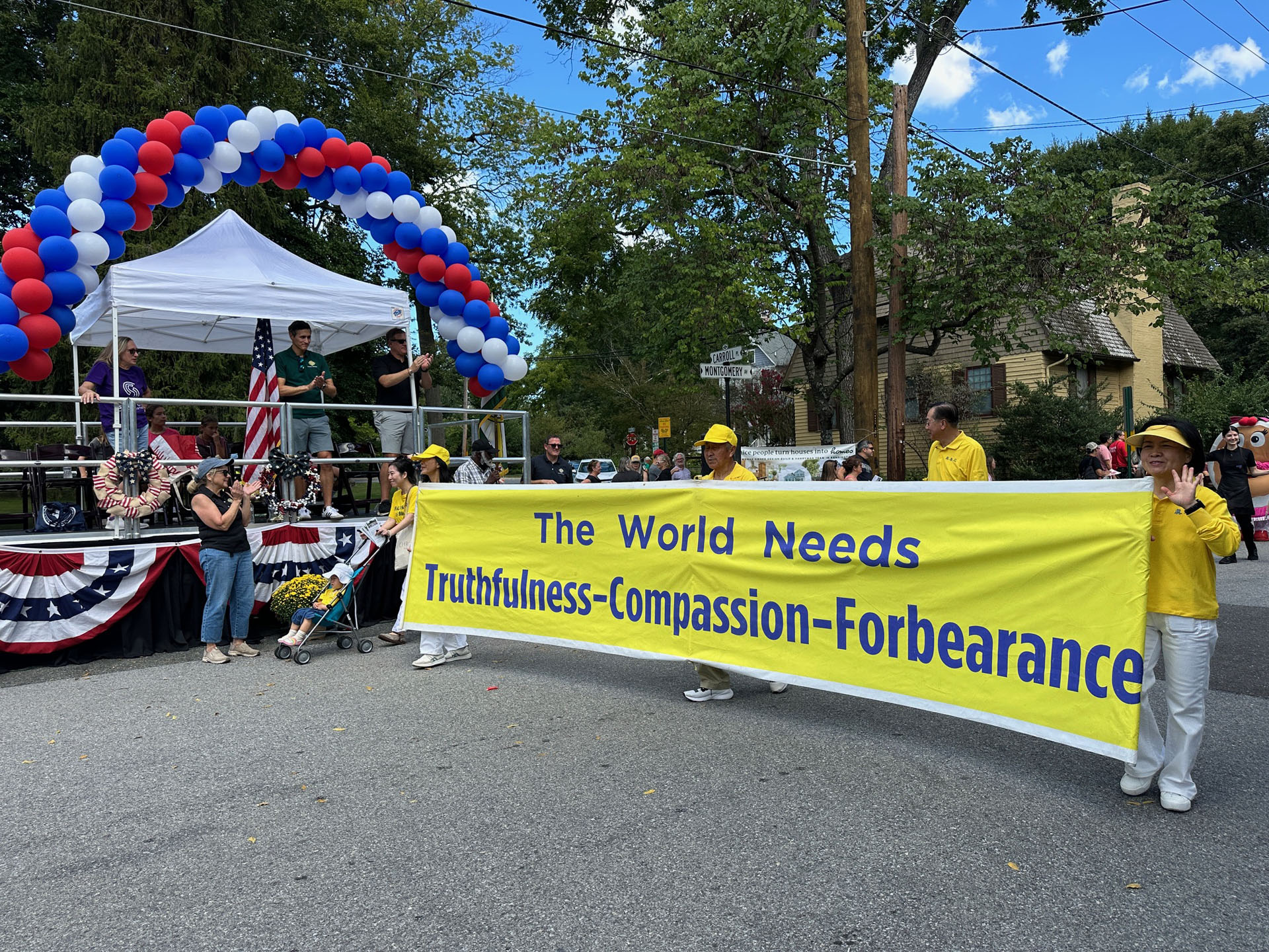 图3~4:法轮功学员的游行队伍经过主席台。