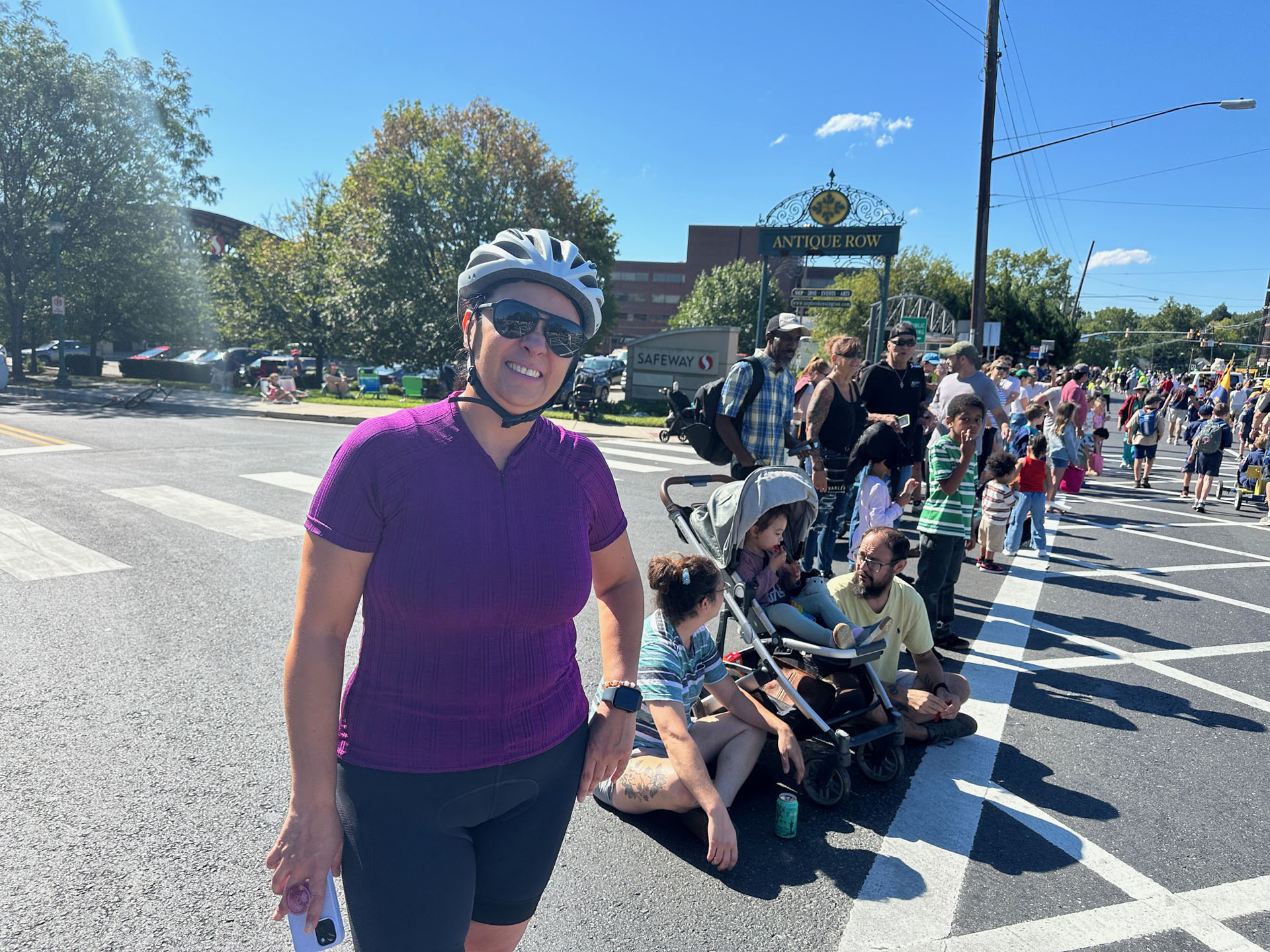 图5:当地居民瓦妮莎在康涅狄格大道旁观看游行。