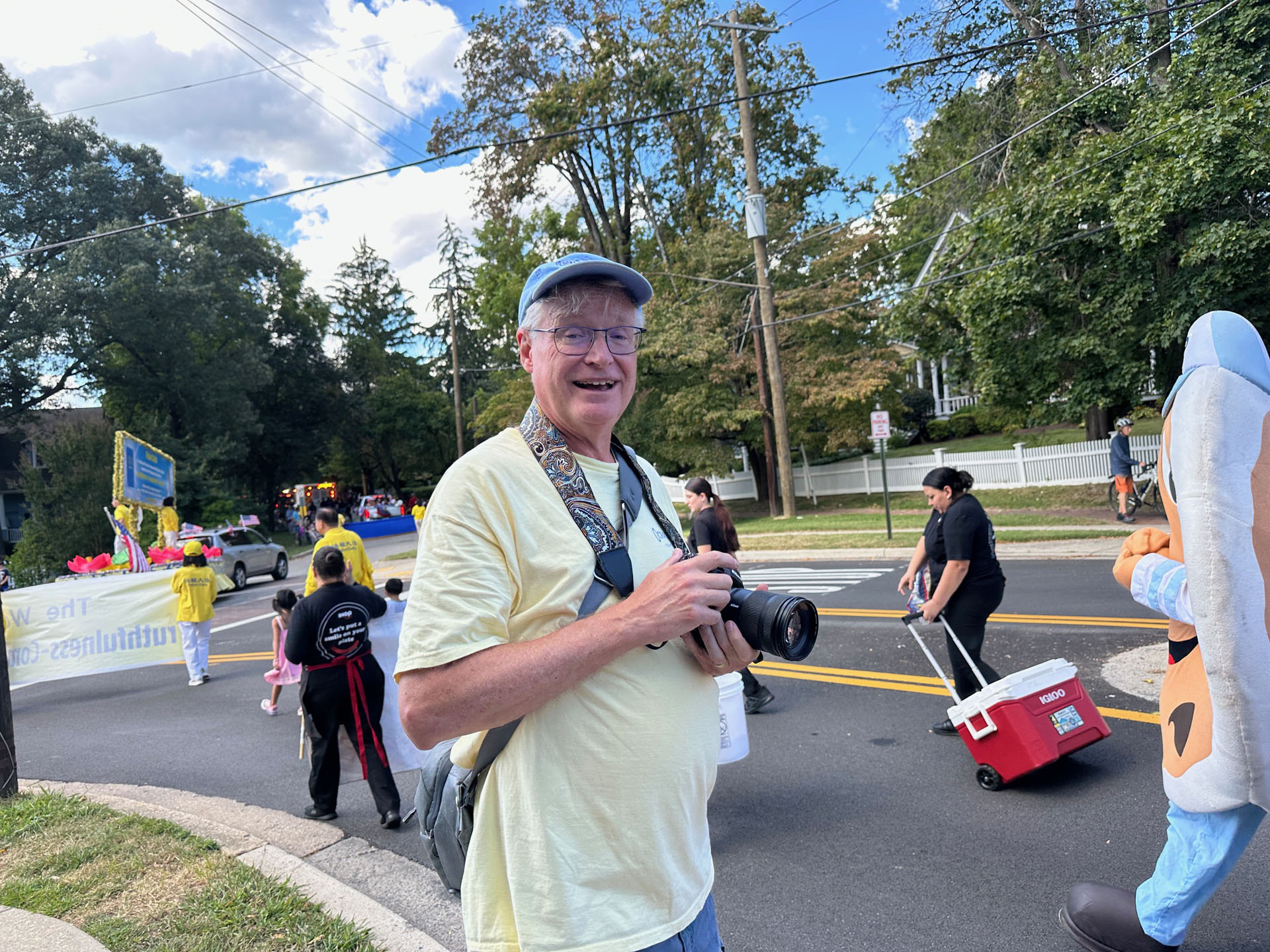 图6:当地居民保罗第一次见到法轮功学员的游行队伍。