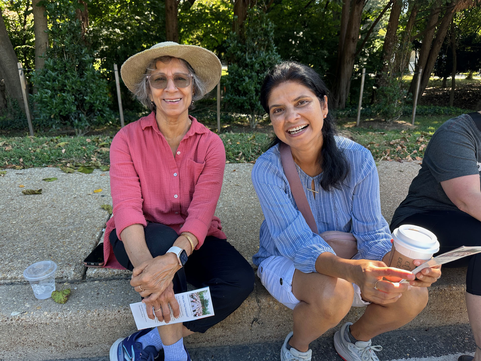 图7:肯辛顿居民苏达(右)和普什帕(左)坐在康涅狄格大道边观看游行。