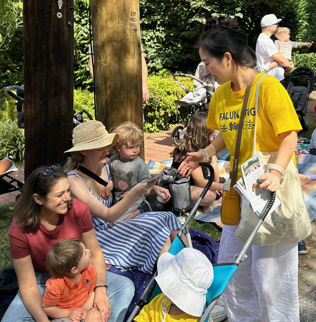 图8:法轮功学员在游行路线的沿途发真相传单。