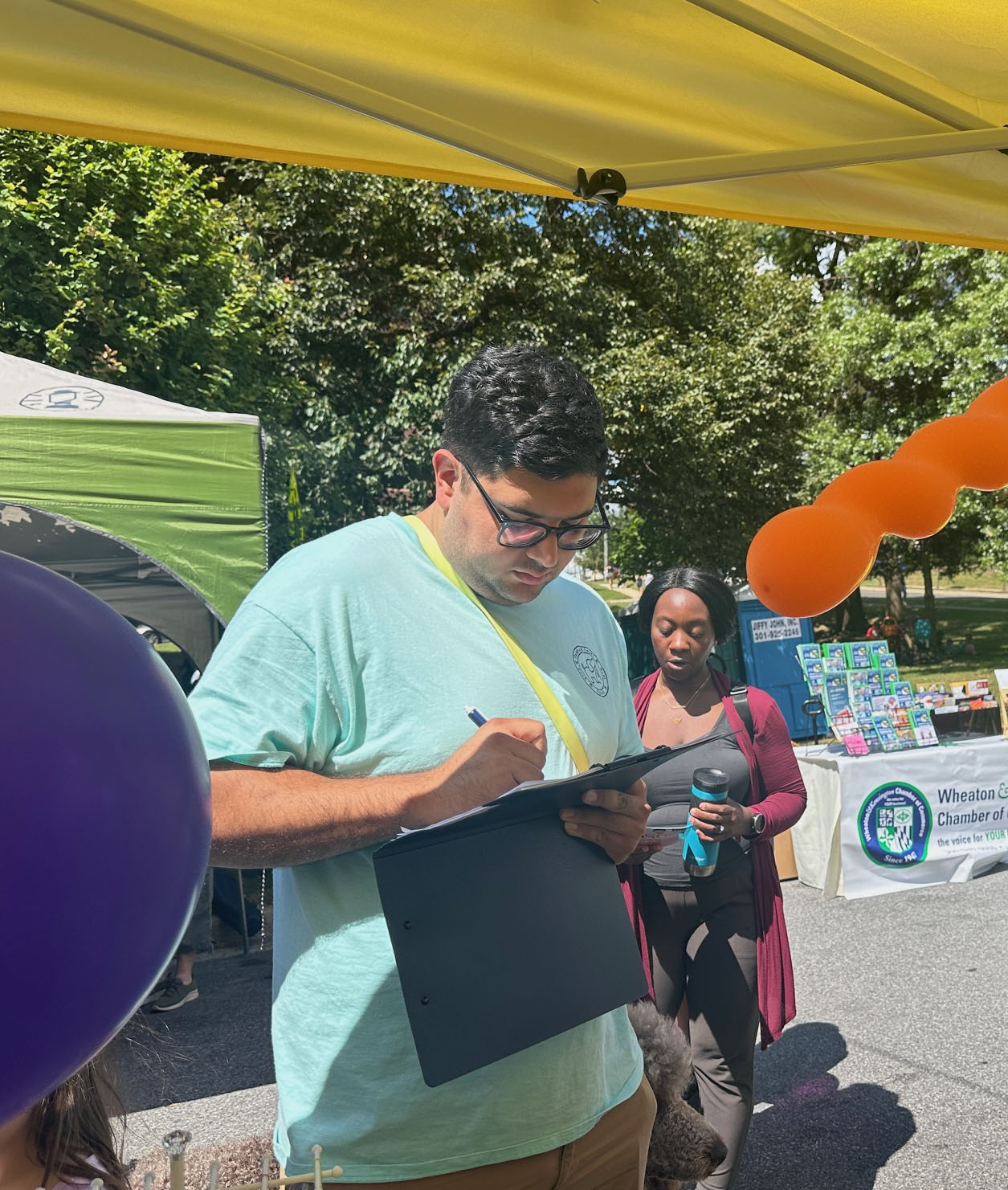 图14:蒂姆在征签表上签名,声援法轮功。