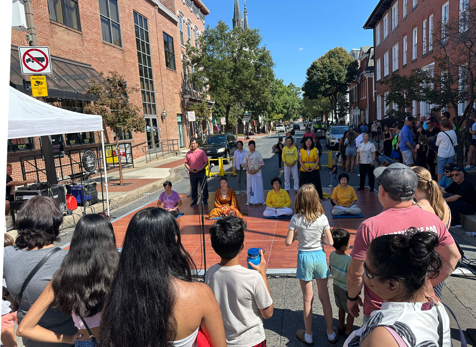 图3~4:二零二五年九月十三日,美国马里兰州部份法轮功学员在弗雷德里克市的街头节庆上演示法轮功五套功法。