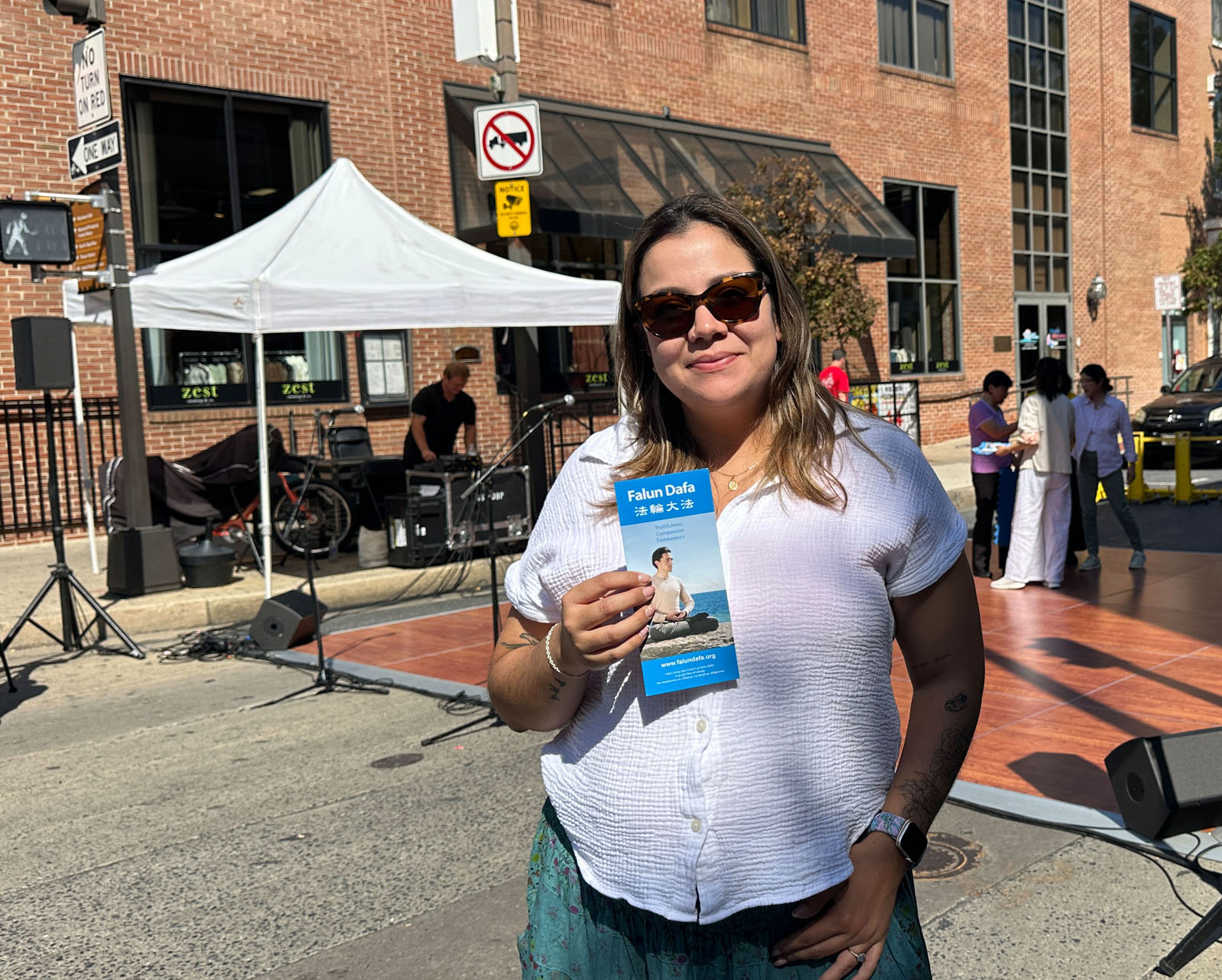 图8:朱莉表示观看法轮功功法演示带给她内心的平静。