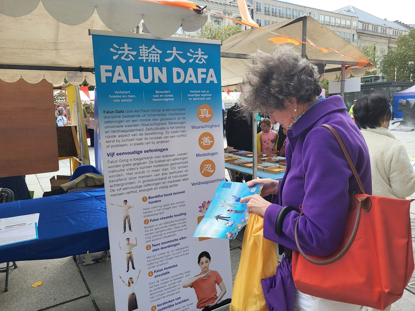 '图1~10:二零二五年九月十三日,比利时法轮功在根特市文化市集上弘法,并征集反迫害签名。'