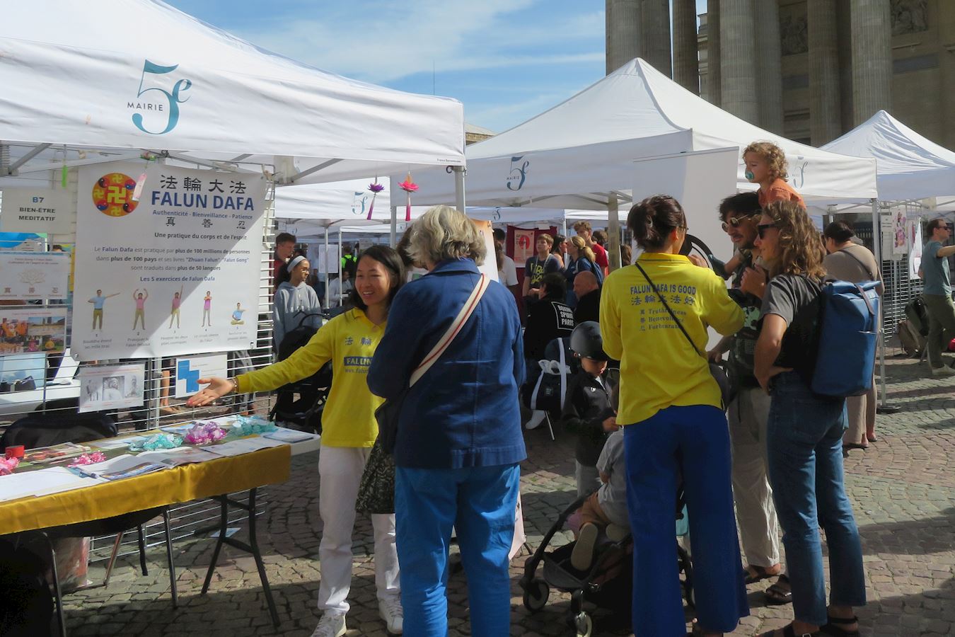 '图1~5:九月六日,在巴黎先贤祠广场五区市政府举办的协会论坛上,法轮功学员展示法轮功功法,向民众介绍法轮功。'