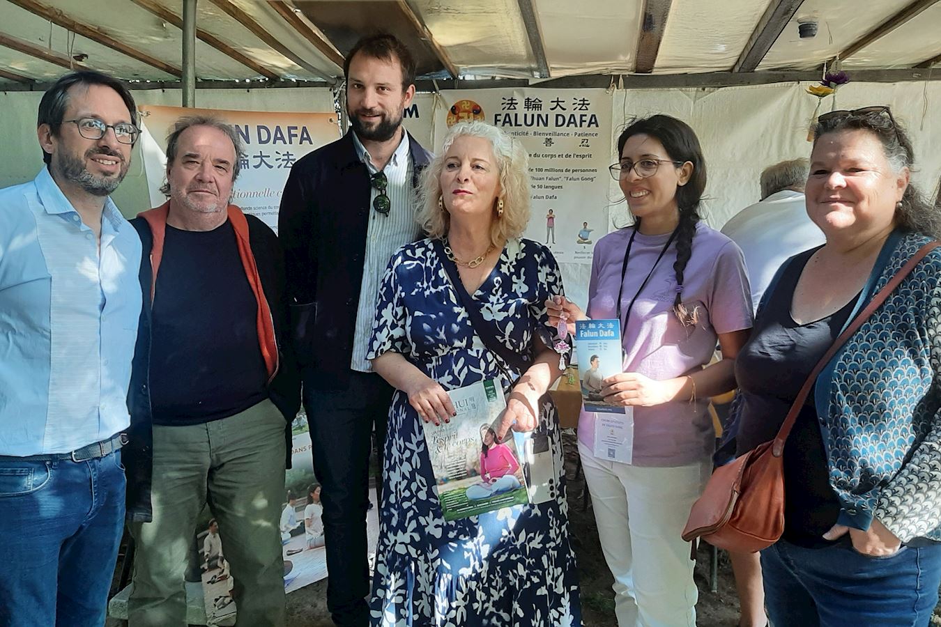 '图6:九月七日,星期日,巴黎第十区市长亚历山德拉‧科尔德巴德(右三)说:“真、善、忍太美妙了,这正是我今天需要的。”'