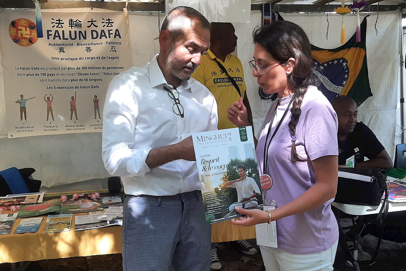 '图7:巴黎第五选区的议员普里亚‧阿米尔沙希(左)认为法轮功是非常好的方法,他推荐这个功法。'