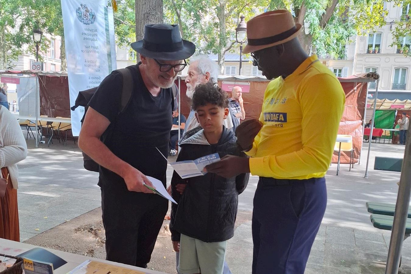 '图9~10:九月六日,法轮功学员参加了巴黎十一区的协会论坛,学员向到访者介绍法轮功。'