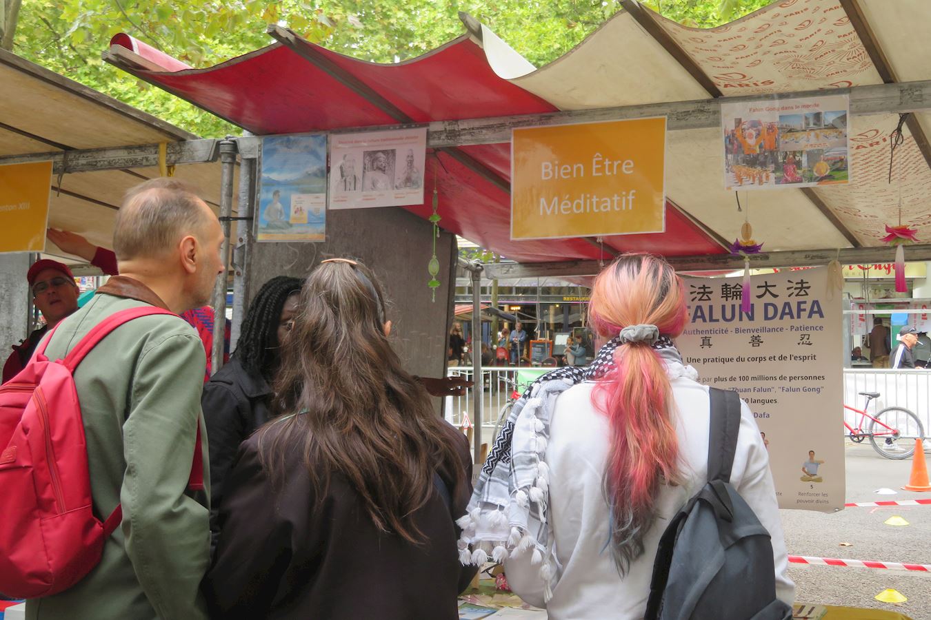 '图11~14:九月十三日,法轮功学员在巴黎十二区的协会论坛上演示法轮功功法,介绍法轮功,许多人对法轮功功法表示出浓厚兴趣。'