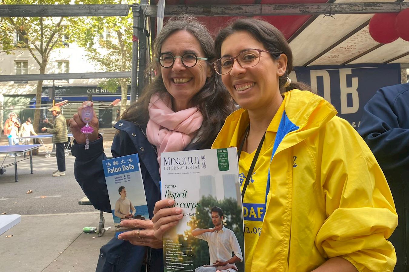 '图15:巴黎第十二区区长埃曼纽尔·皮埃尔-玛丽(前左一)对法轮功学员说:“我支持你们!”'