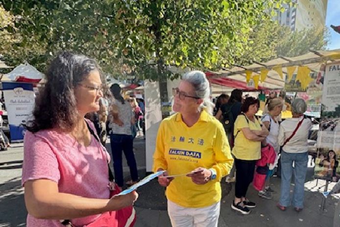 '图19:九月六日,巴黎十九区的协会论坛在节日广场举行,法轮功学员向人们介绍法轮功。'