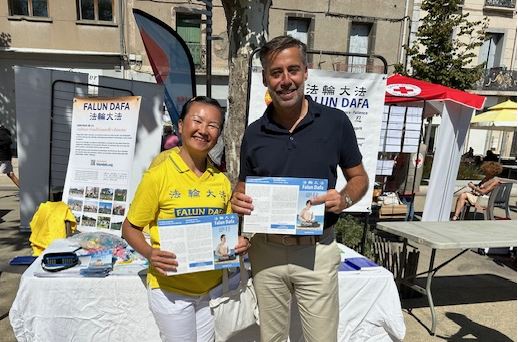 '图1:阿格德市长塞巴斯蒂安·弗雷(Sébastien Frey)先生(右)'