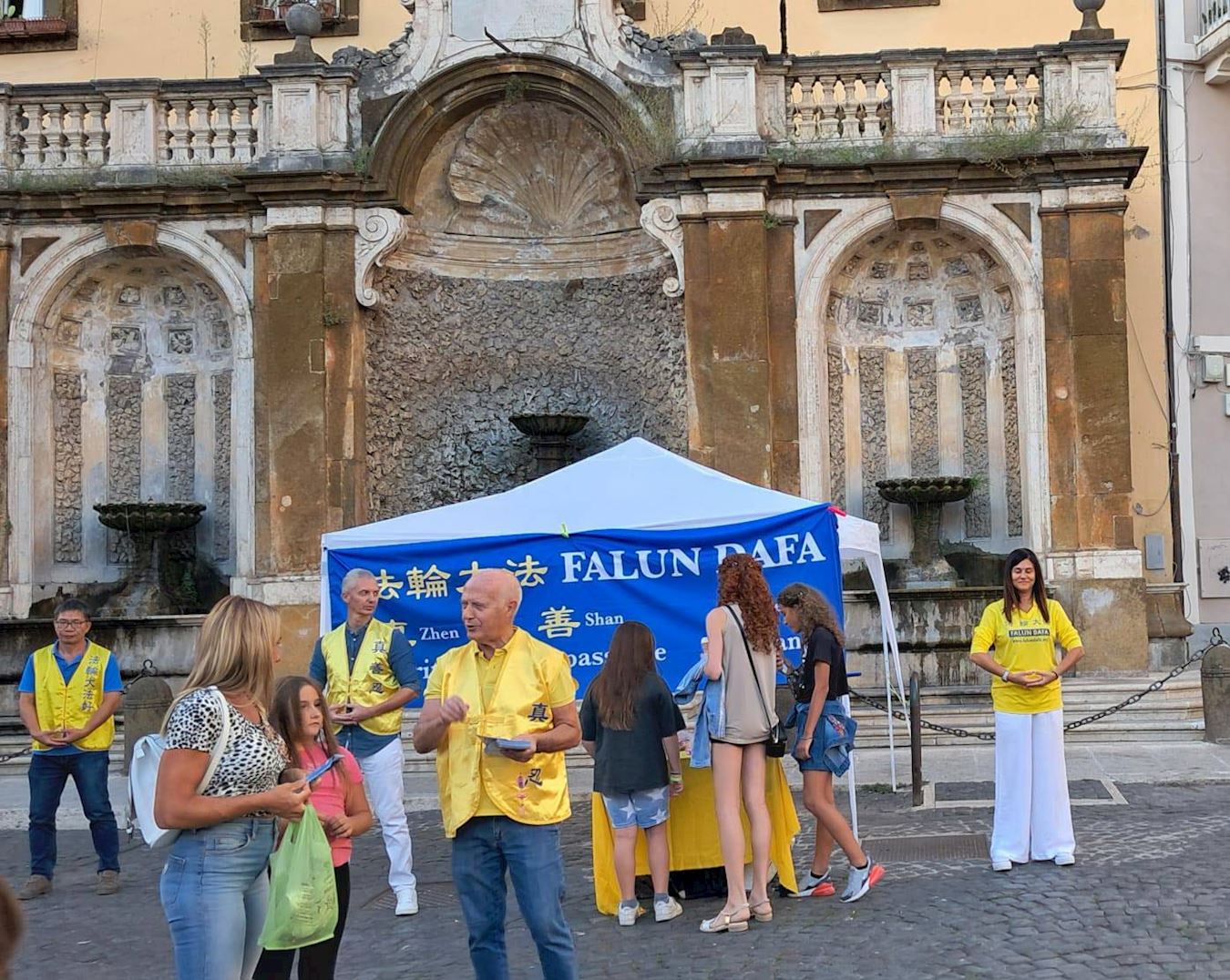 '图6~7:弗拉斯卡蒂活动吸引了过往市民的关注,纷纷谴责中共的活摘罪行'