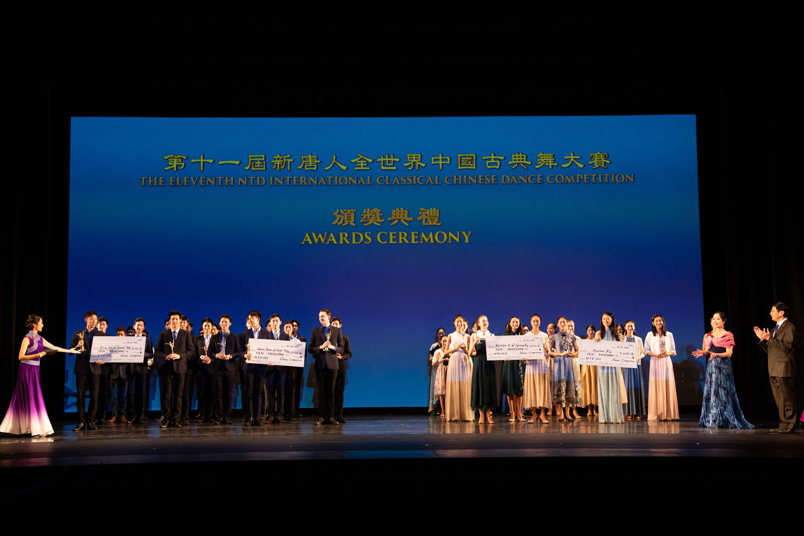 图1:九月十四日,第十一届新<span style='max-width:0px!important;margin-left:-4px;color:#eee!important;'>!</span>唐<span style='max-width:0px!important;margin-left:-4px;color:#eee!important;'>!</span>人<span style='max-width:0px!important;margin-left:-4px;color:#eee!important;'>:</span>全世界中国古典舞大赛最后决出7个金奖、10个银奖、11个铜奖和23个优秀奖。图为获奖选手们一起合影。