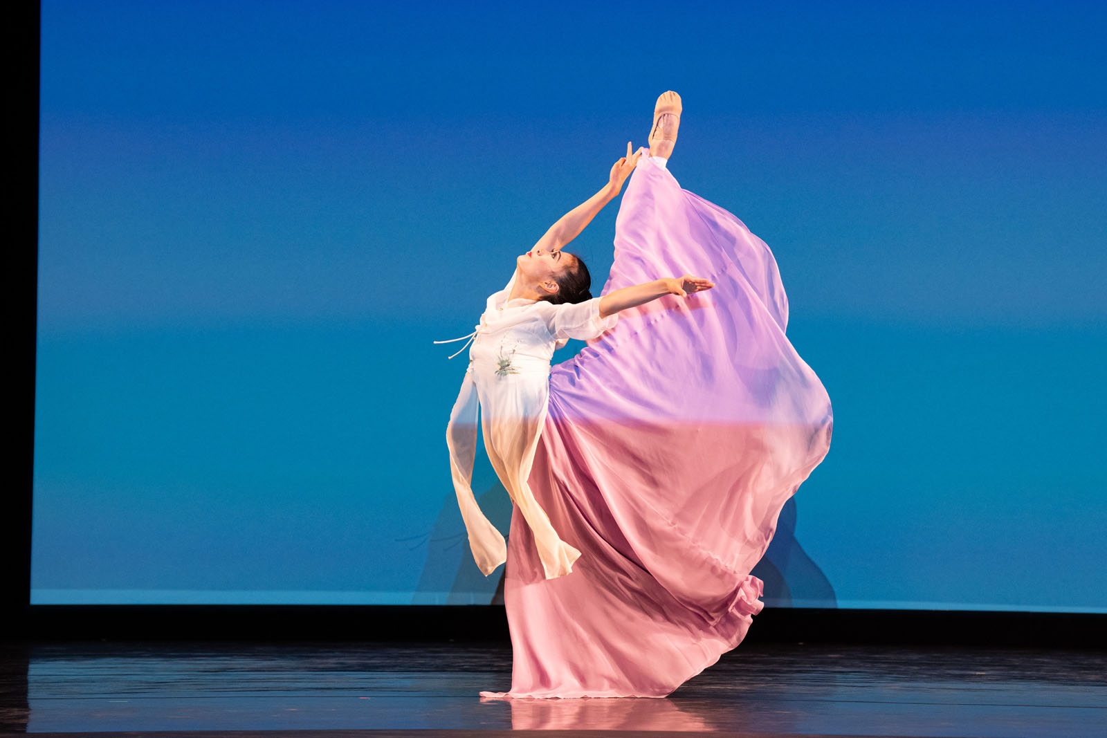 图4:九月十四日,第十一届新<span style='max-width:0px!important;margin-left:-4px;color:#eee!important;'>!</span>唐<span style='max-width:0px!important;margin-left:-4px;color:#eee!important;'>!</span>人<span style='max-width:0px!important;margin-left:-4px;color:#eee!important;'>:</span>全世界中国古典舞大赛决赛在美国纽约州Sugar Loaf表演艺术中心举行。图为青年女子组金奖获得者付百合表演舞蹈《1948》