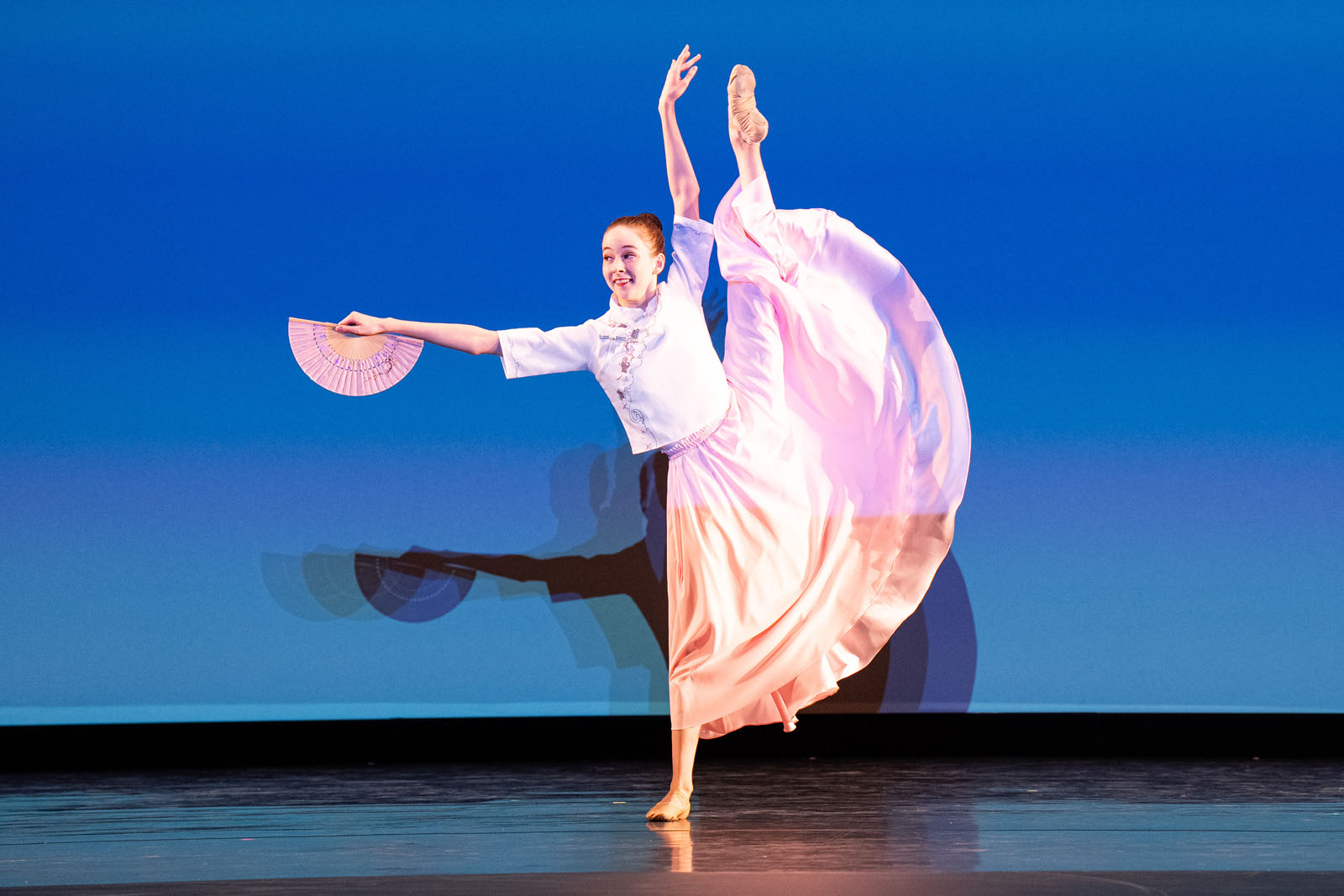 图5:九月十四日,第十一届新<span style='max-width:0px!important;margin-left:-4px;color:#eee!important;'>!</span>唐<span style='max-width:0px!important;margin-left:-4px;color:#eee!important;'>!</span>人<span style='max-width:0px!important;margin-left:-4px;color:#eee!important;'>:</span>全世界中国古典舞大赛决赛在美国纽约州Sugar Loaf表演艺术中心举行。图为少年女子组金奖获得者李恩慈表演舞蹈《流光倩影》