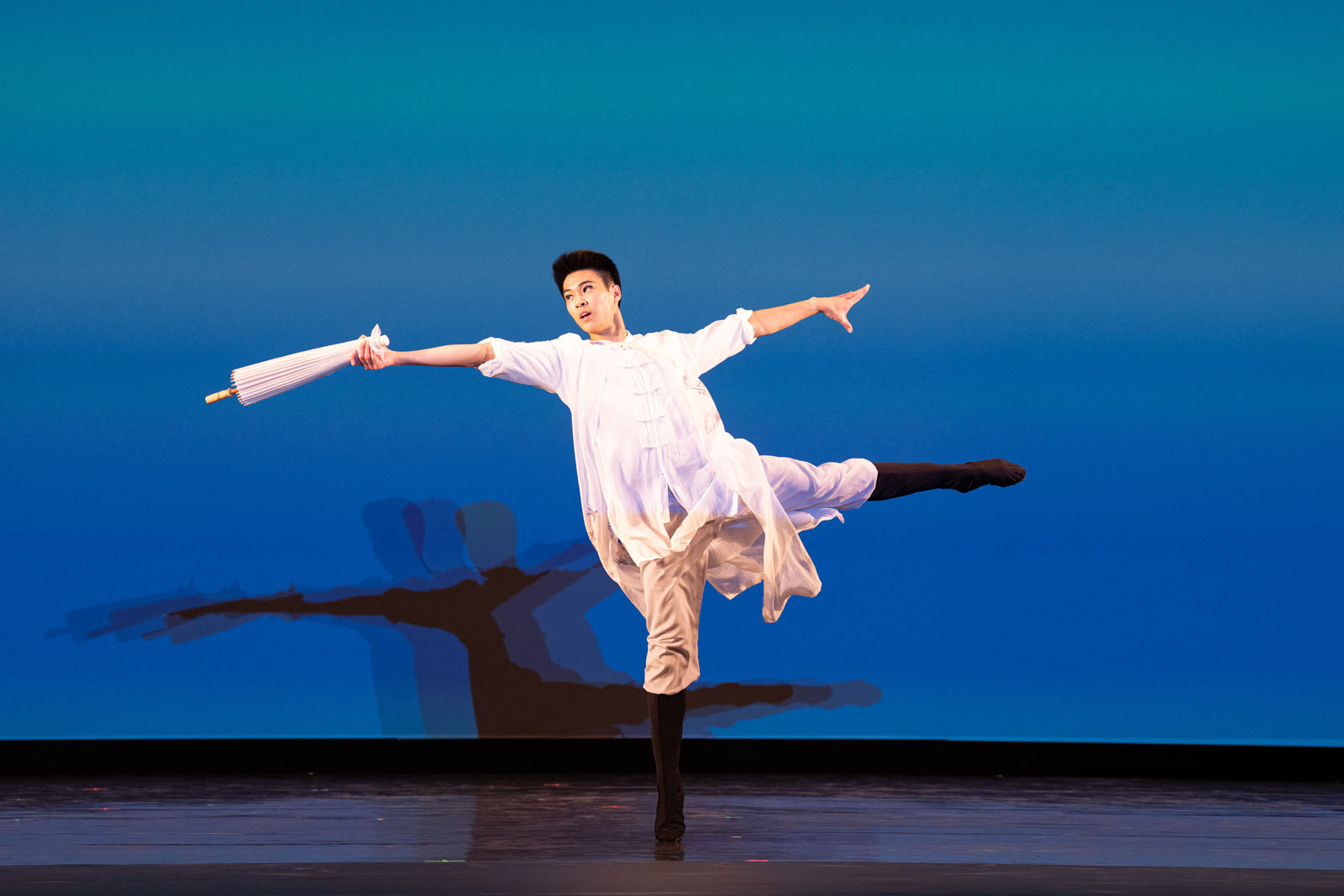 图7:九月十四日,第十一届新<span style='max-width:0px!important;margin-left:-4px;color:#eee!important;'>!</span>唐<span style='max-width:0px!important;margin-left:-4px;color:#eee!important;'>!</span>人<span style='max-width:0px!important;margin-left:-4px;color:#eee!important;'>:</span>全世界中国古典舞大赛决赛在美国纽约州Sugar Loaf表演艺术中心举行。图为青年男子组金奖获得者陆天缘表演舞蹈《独舞雨声》