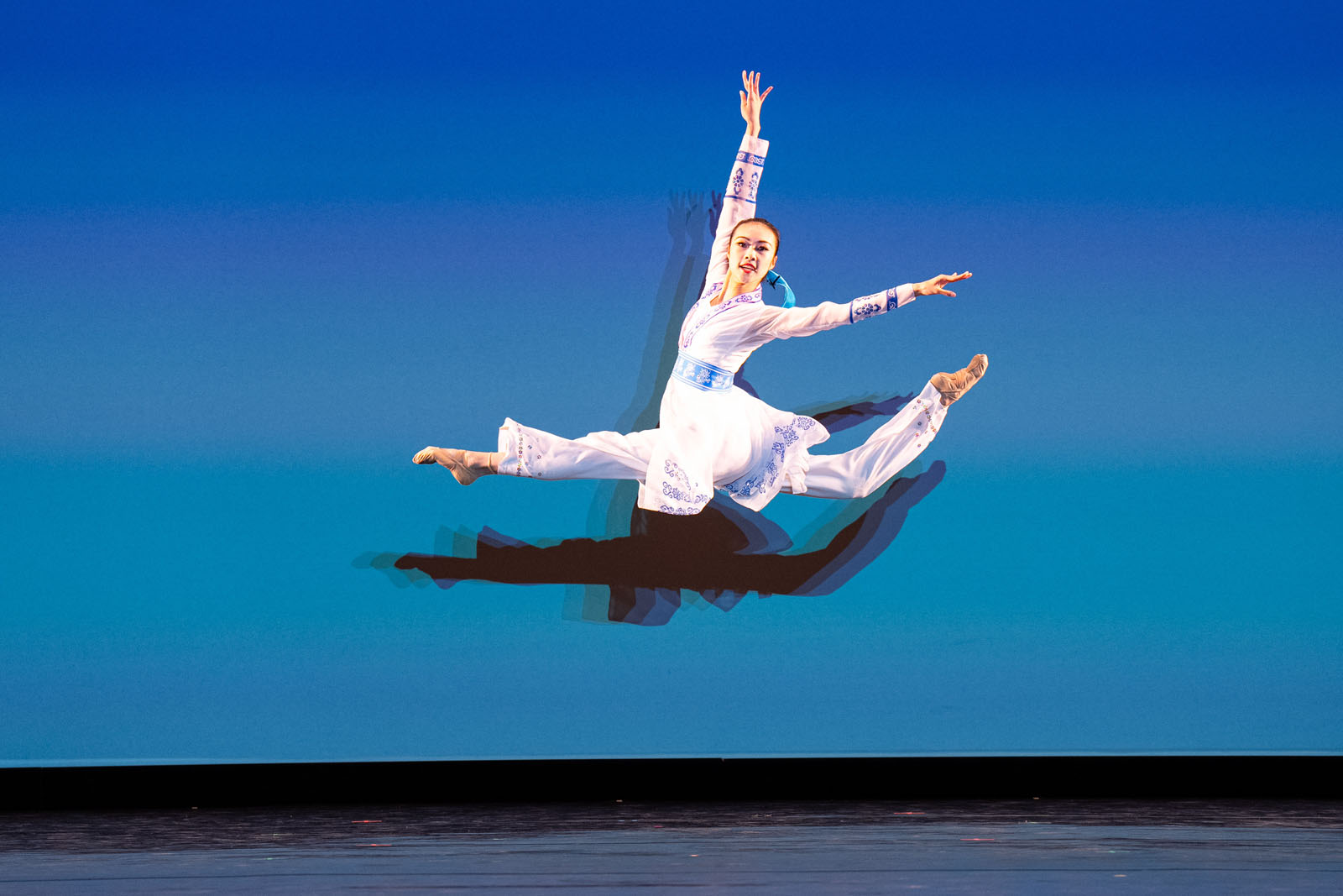 图8:第十一届新<span style='max-width:0px!important;margin-left:-4px;color:#eee!important;'>!</span>唐<span style='max-width:0px!important;margin-left:-4px;color:#eee!important;'>!</span>人<span style='max-width:0px!important;margin-left:-4px;color:#eee!important;'>:</span>全世界中国古典舞大赛决赛在美国纽约州Sugar Loaf表演艺术中心举行。图为少年女子组金奖获得者郑舒馨表演舞蹈《寄梦玄烛》