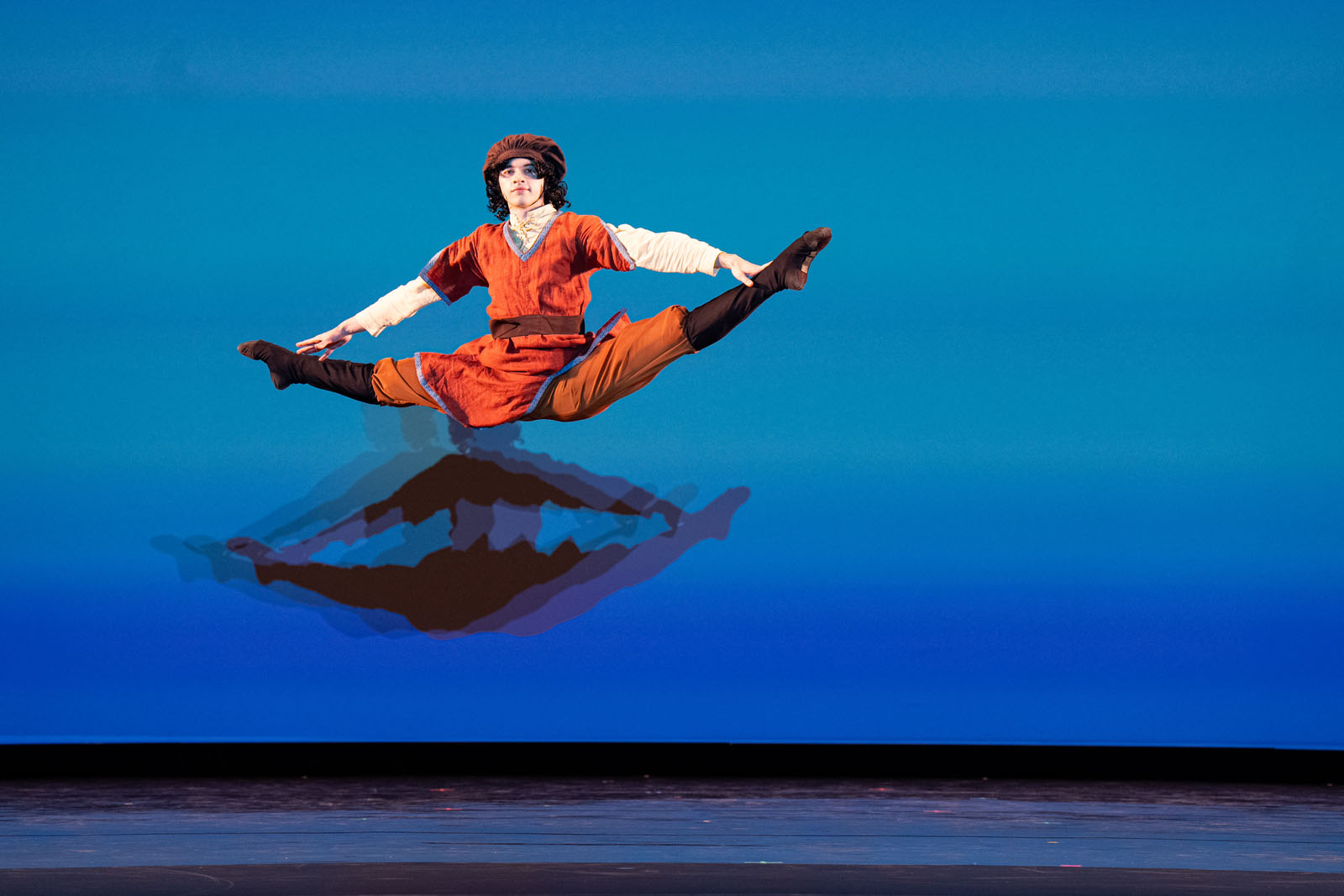 图9:2025年9月14日,第十一届新<span style='max-width:0px!important;margin-left:-4px;color:#eee!important;'>!</span>唐<span style='max-width:0px!important;margin-left:-4px;color:#eee!important;'>!</span>人<span style='max-width:0px!important;margin-left:-4px;color:#eee!important;'>:</span>全世界中国古典舞大赛决赛在美国纽约州Sugar Loaf表演艺术中心举行。图为少年男子组金奖获得者白凯旋表演舞蹈《马可波罗游记》。