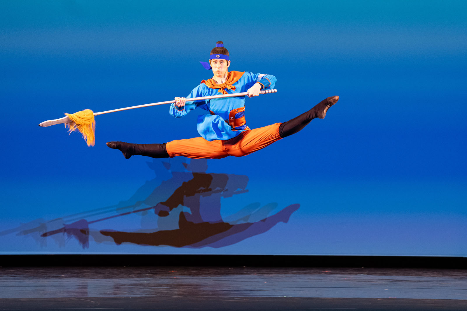 图10:2025年9月14日,第十一届新<span style='max-width:0px!important;margin-left:-4px;color:#eee!important;'>!</span>唐<span style='max-width:0px!important;margin-left:-4px;color:#eee!important;'>!</span>人<span style='max-width:0px!important;margin-left:-4px;color:#eee!important;'>:</span>全世界中国古典舞大赛决赛在美国纽约州Sugar Loaf表演艺术中心举行。图为少年男子组金奖获得者杨宇轩表演舞蹈《雁门关》。