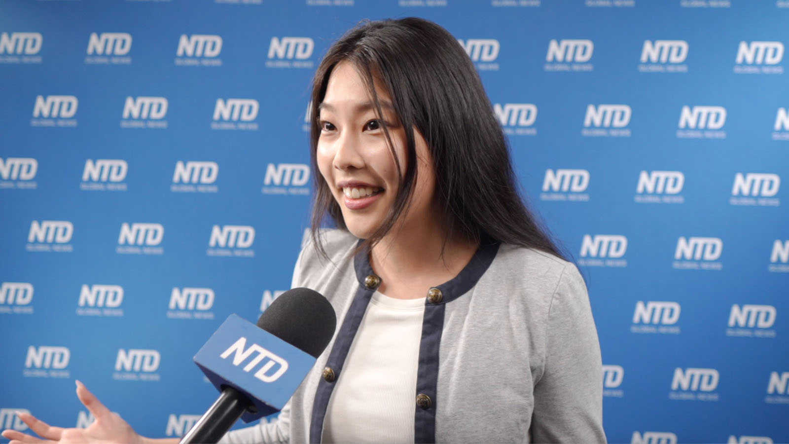 图11:九月十四日,第十一届新<span style='max-width:0px!important;margin-left:-4px;color:#eee!important;'>!</span>唐<span style='max-width:0px!important;margin-left:-4px;color:#eee!important;'>!</span>人<span style='max-width:0px!important;margin-left:-4px;color:#eee!important;'>:</span>“全世界中国古典舞大赛”在美国纽约州Sugar Loaf表演艺术中心举行决赛,并进行了电视、网路线上直播。图为辛西亚观看大赛决赛后接受采访。(新<span style='max-width:0px!important;margin-left:-4px;color:#eee!important;'>!</span>唐<span style='max-width:0px!important;margin-left:-4px;color:#eee!important;'>!</span>人<span style='max-width:0px!important;margin-left:-4px;color:#eee!important;'>:</span>电视台)