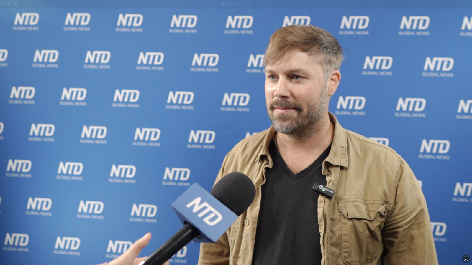 图12:九月十四日,第十一届新<span style='max-width:0px!important;margin-left:-4px;color:#eee!important;'>!</span>唐<span style='max-width:0px!important;margin-left:-4px;color:#eee!important;'>!</span>人<span style='max-width:0px!important;margin-left:-4px;color:#eee!important;'>:</span>全世界中国古典舞大赛在美国纽约州Sugar Loaf表演艺术中心举行决赛,并进行了电视、网路线上直播。图为人权活动家詹姆斯‧怀特观看大赛后接受采访。(新<span style='max-width:0px!important;margin-left:-4px;color:#eee!important;'>!</span>唐<span style='max-width:0px!important;margin-left:-4px;color:#eee!important;'>!</span>人<span style='max-width:0px!important;margin-left:-4px;color:#eee!important;'>:</span>电视台)