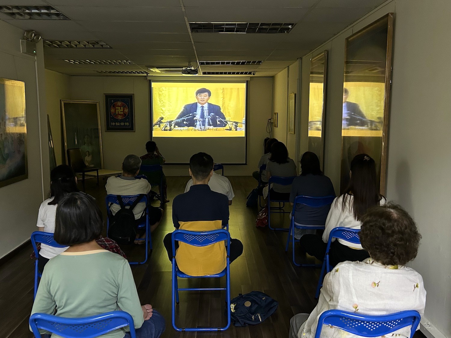 图1:二零二五年九月六日至九月十四日,新加坡法轮大法佛学会举办九天班,新学员们在观看法轮大法创始人李洪志先生的讲法录像。