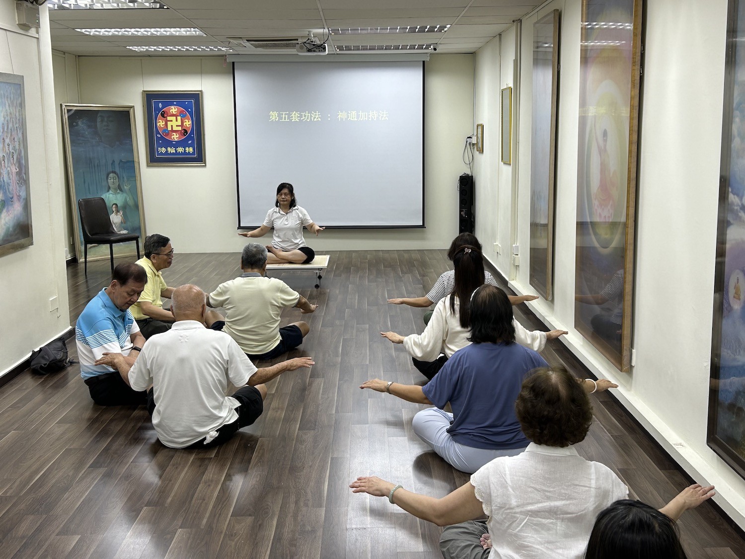 图2~5:参加九天班的学员正在学炼法轮功的五套功法