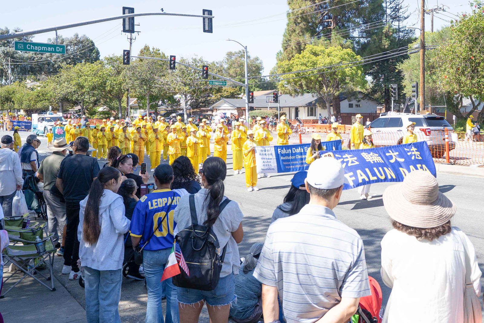 图1~6:二零二五年九月二十日,法轮功学员参加加州纽瓦克市市庆游行。