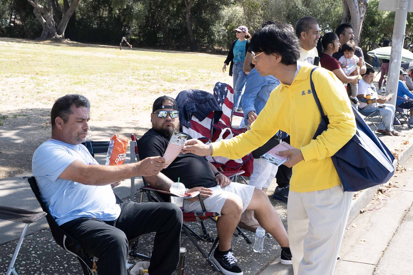 图10~11:法轮功学员在派发真相资料。