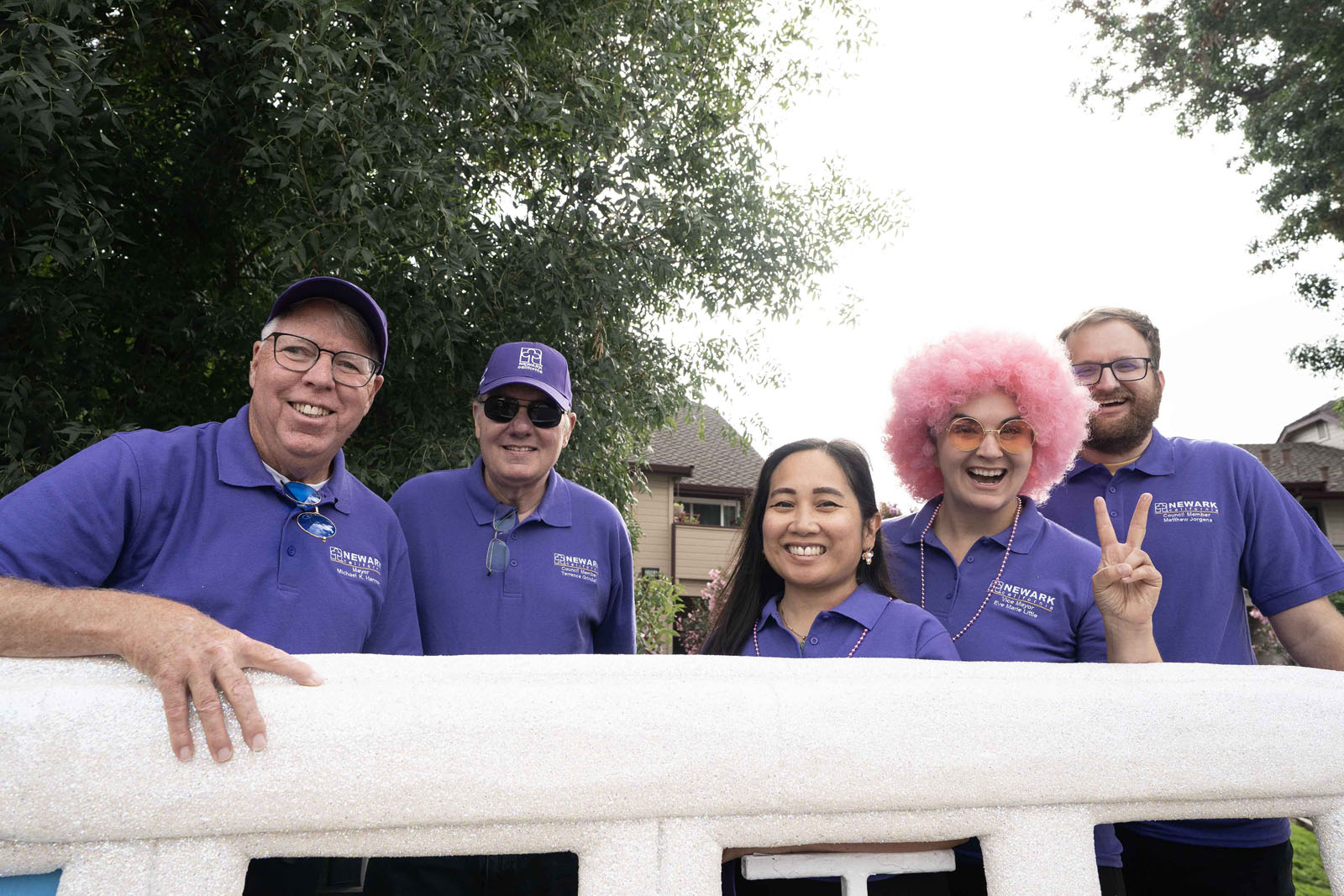 图12:纽瓦克市长迈克尔·珊农(左一)和副市长伊芙·利特尔(Eve Little)(右二)、市议员特伦斯·格林德尔(Terrence Grindall)(左二)、朱莉·卡坦西奥(Julie Catancio) (左三)、马修·乔根斯(Matthew Jorgens)(右一)听到法轮功参加游行,都非常高兴,笑得合不拢嘴。