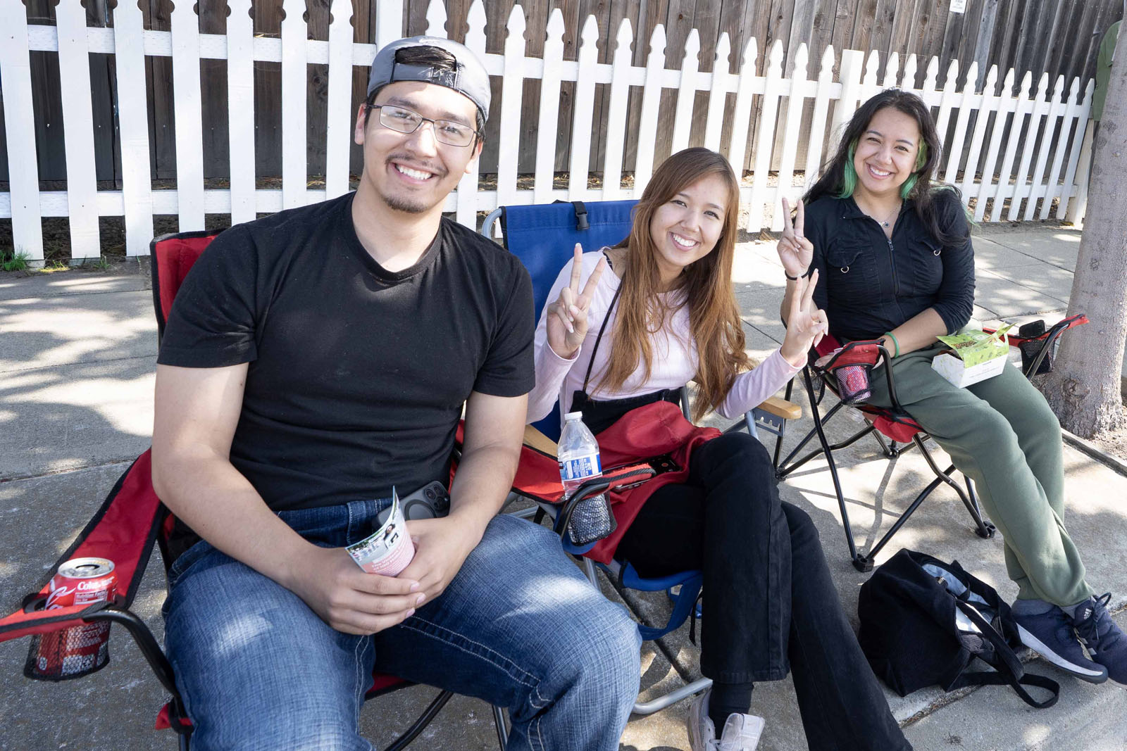 图16:杰夫和好友玛丽(Marie中)以及布兰妮(Brittney)都喜欢法轮功。