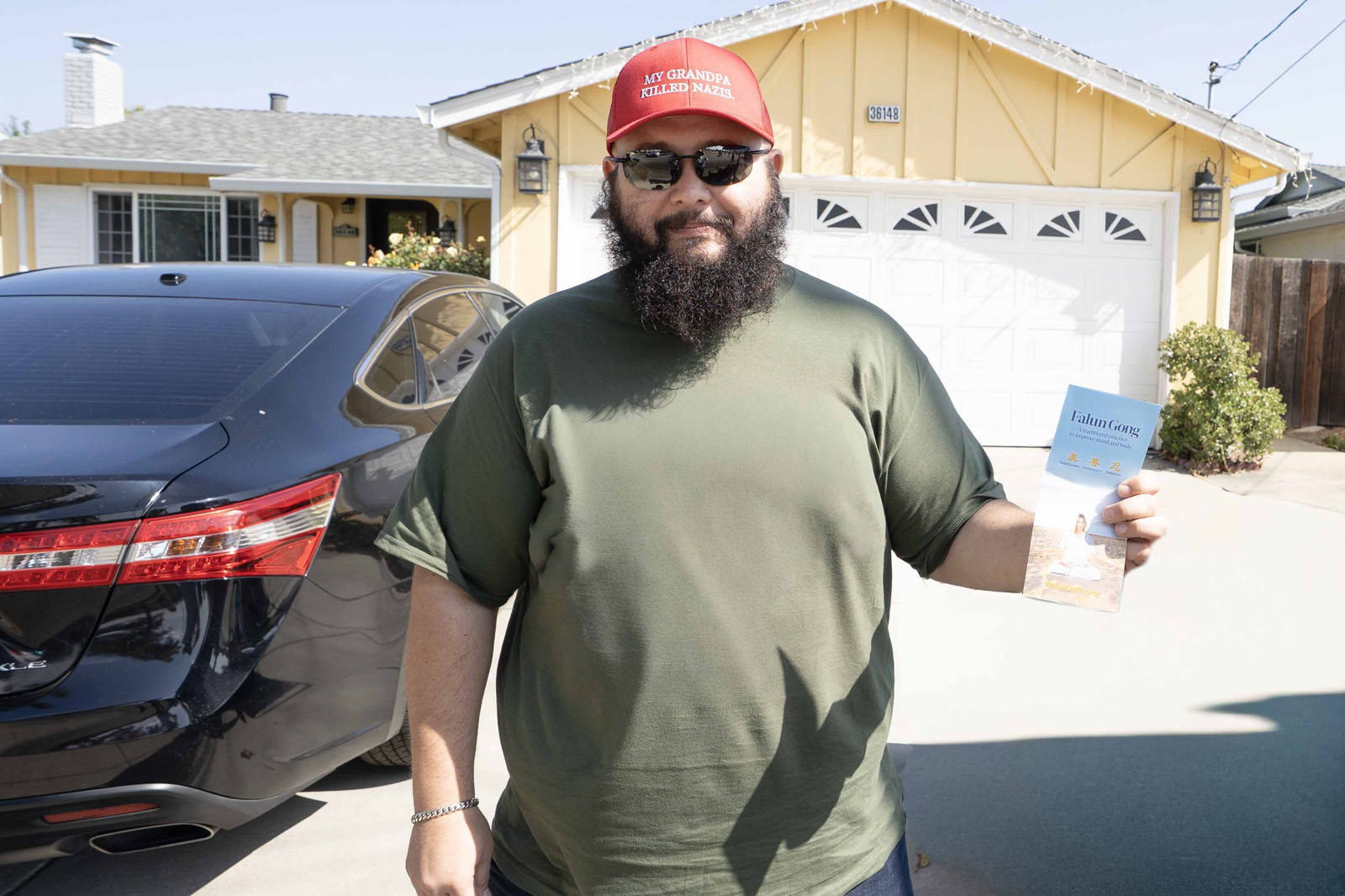 图17:住在附近的乔先生表示,很高兴看到法轮功学员为社区的民众演示功法。