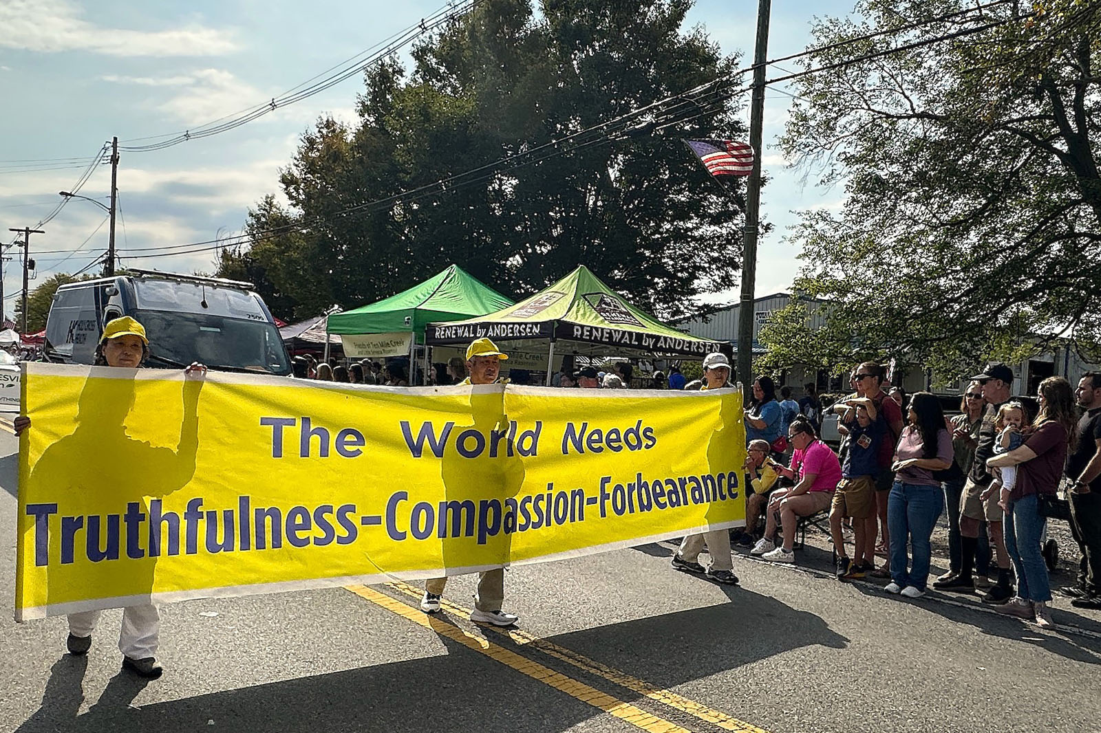 图1~2:二零二五年九月二十日,美国马里兰州的部份法轮功学员参加了一年一度的普尔斯维尔日游行,横幅上用英文写着“法轮大法”,“世界需要真善忍”。