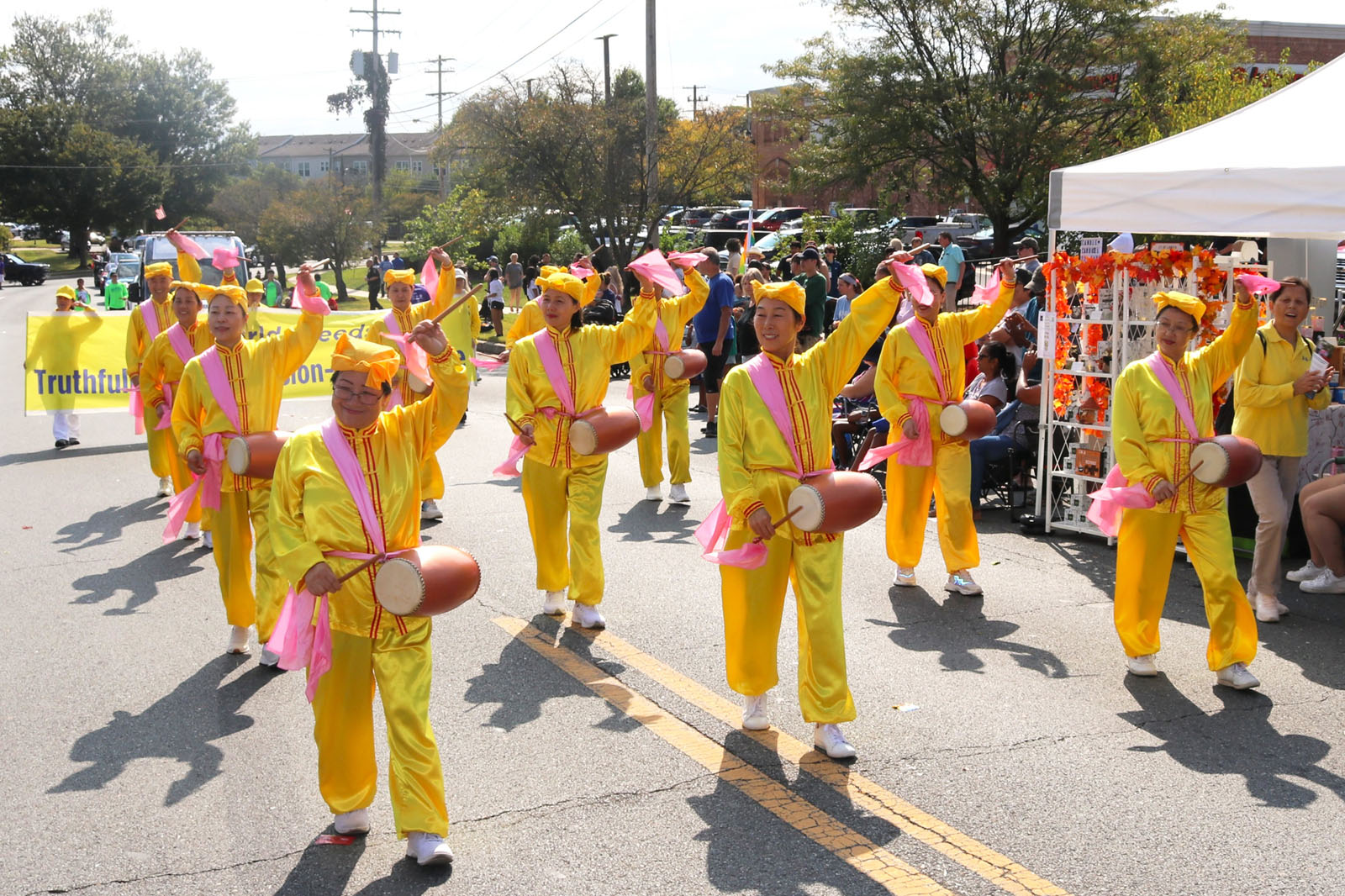 图5~6:二零二五年九月二十日,美国马里兰州一年一度的普尔斯维尔日游行,法轮功学员组成的腰鼓队为节日增添了喜庆气氛。