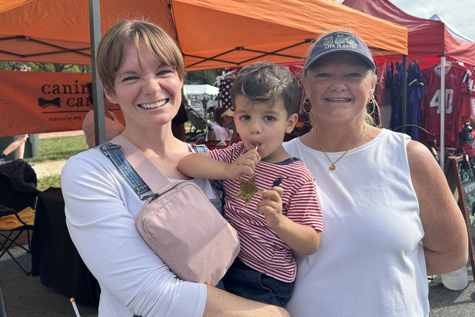 图7:劳丽(右)和妮基(左)在路边观看游行,为法轮功学员喝彩。