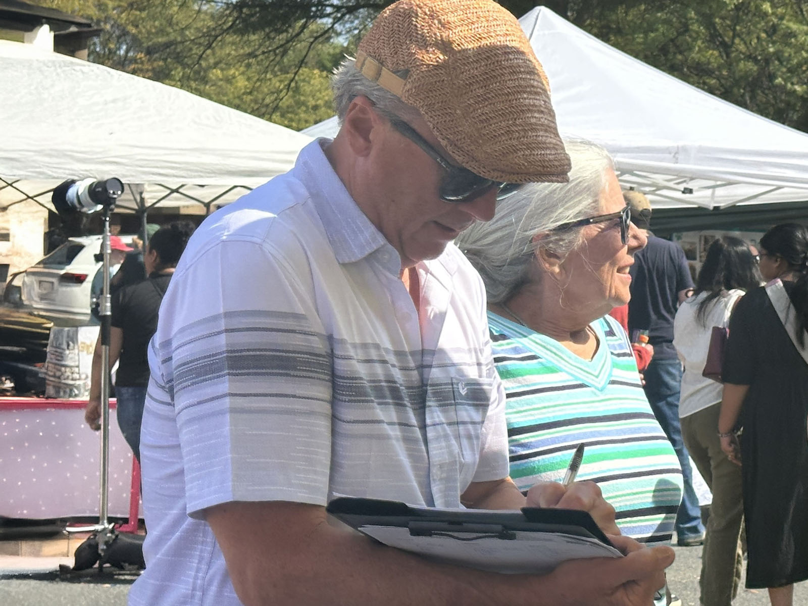 图10:约翰·基亚瓦里米在请愿书上签名,声援法轮功学员反迫害。