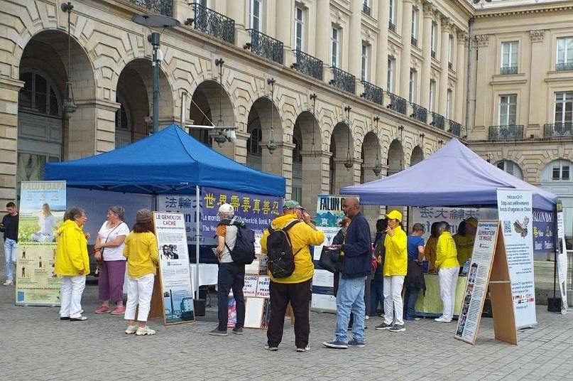 图1~2:九月二十日星期六,法国西部地区的部份法轮功学员在布列塔尼大区首府雷恩(Rennes)的共和国广场举行了弘法和讲真相的活动。