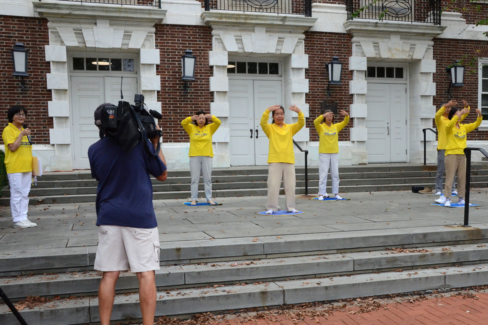 图2:法轮功学员在二零二五年九月二十一日的纽瓦克社区日上演示功法