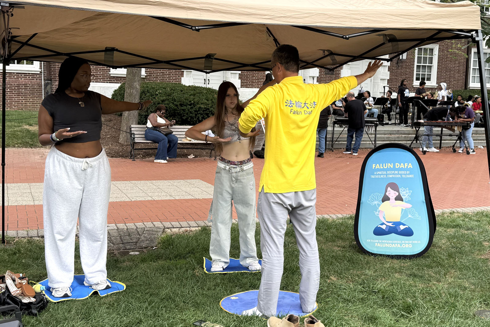 图3:民众在二零二五年九月二十一日的纽瓦克社区日上学炼法轮功功法