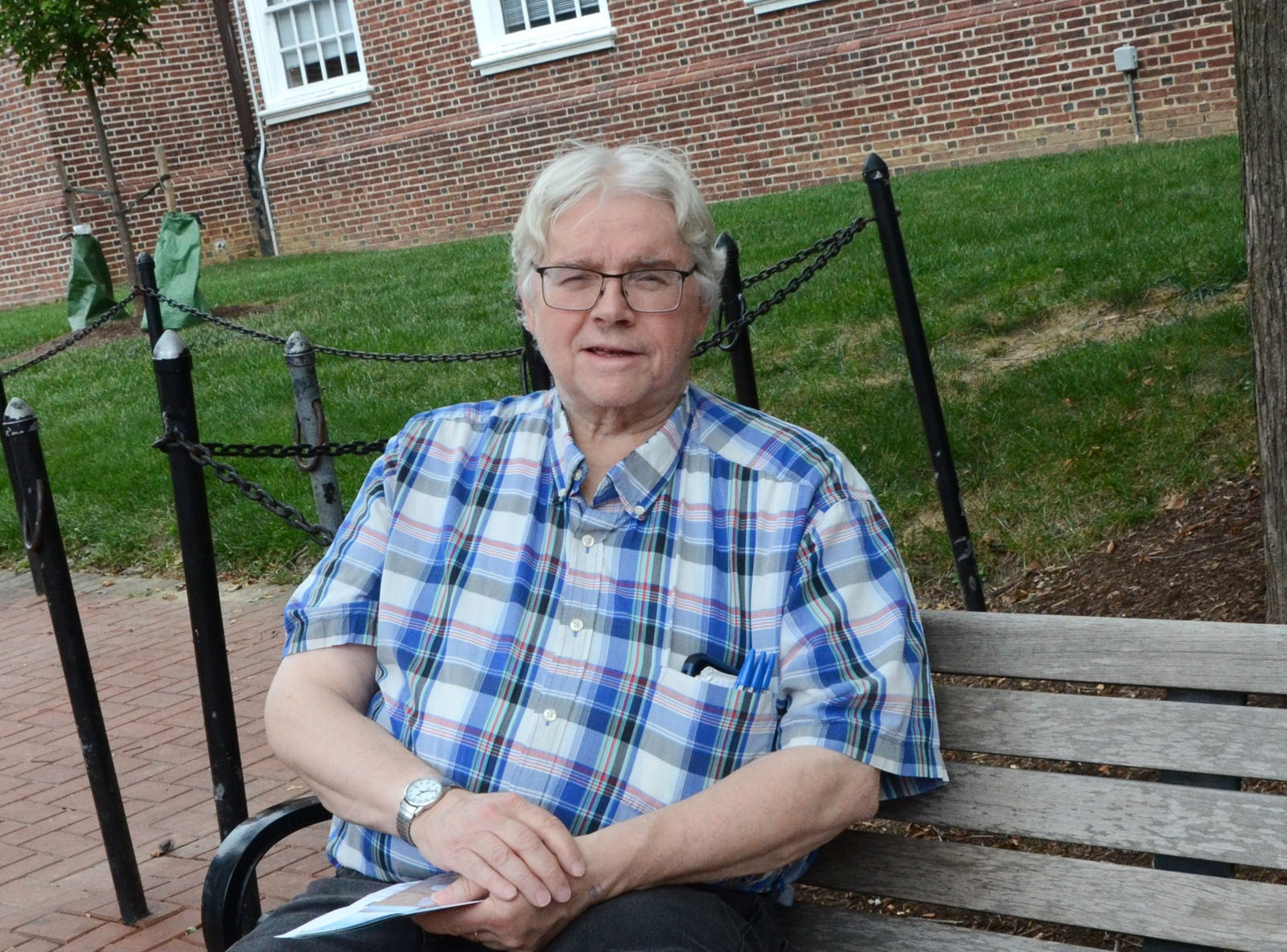 图4:纽瓦克市退休社会工作者约翰(John)认为法轮功学员提高公众意识是一件非常积极的事情