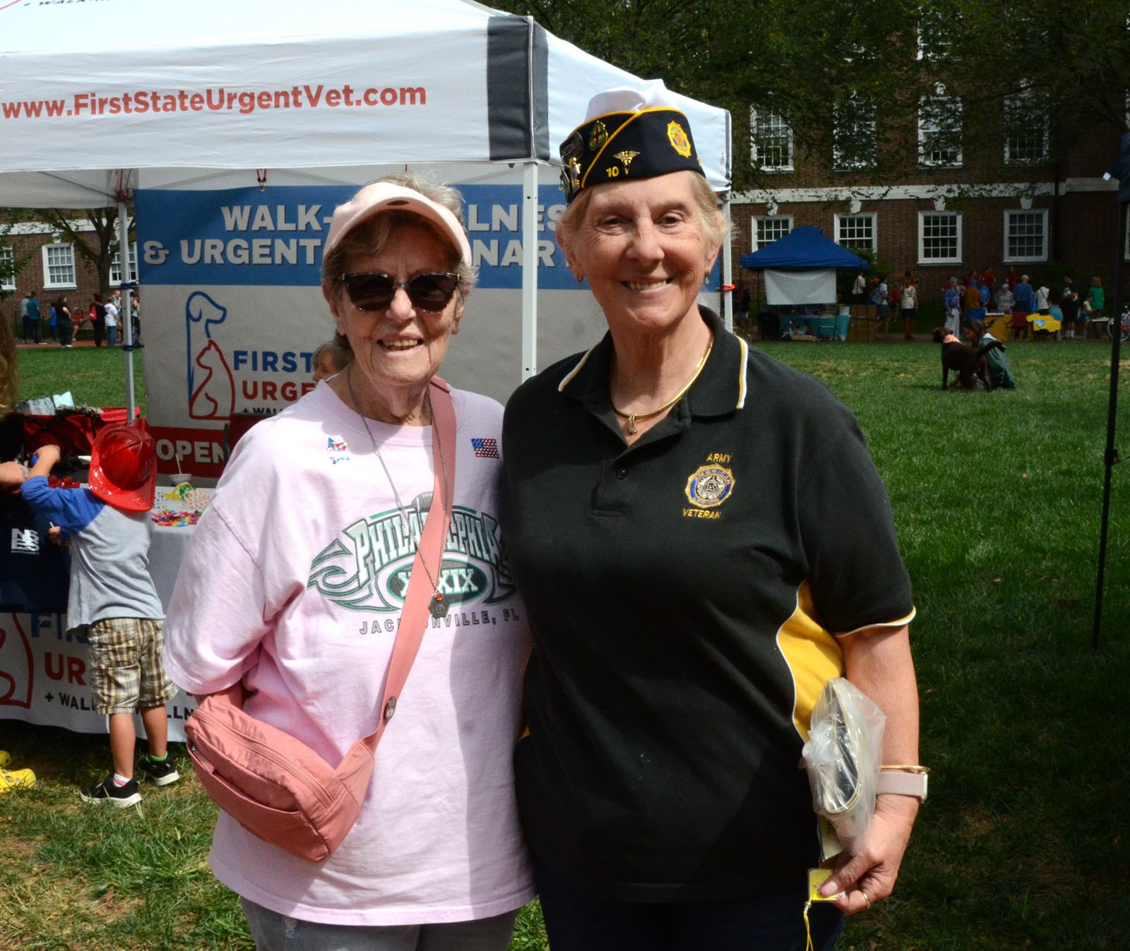 图5:退伍军人凯西·莫舍(右)对中共迫害法轮功感到愤慨